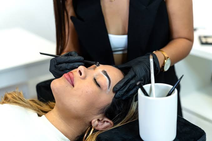 Brow treatment demonstration for ombré powder brows training